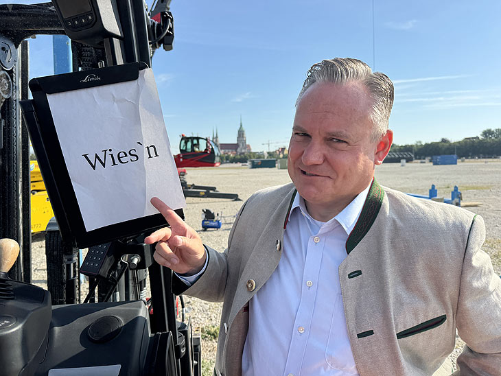 Aufbau Oktoberfest 2025, Tag 1 - noch stimmt nicht überall die Rechtschreibung des Wortes Wiesn(©Foto: Martin Schmitz
